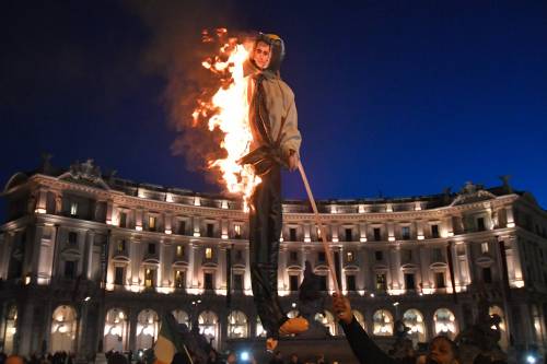 Ncc in piazza a Roma: bruciato un fantoccio con fattezze di Di Maio
