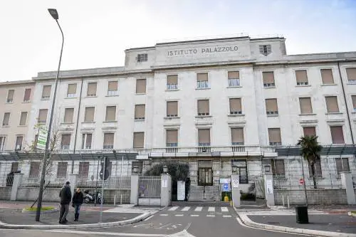 Fiamme a Milano, incendio nella notte all'istituto Palazzolo