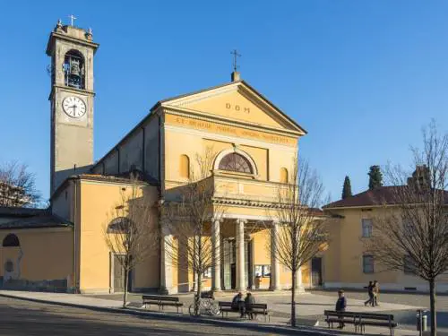 Il ragazzino è di colore: non gli stringe la mano alla messa di Natale