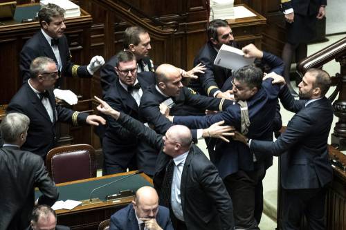 Manovra, ancora caos FI: "Salvini tradisce gli elettori." E il Pd scende in piazza