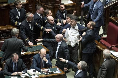 La protesta di Fiano alla Camera: colpisce Garavaglia col testo della legge