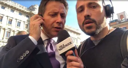 Conte canta “L’anno che verrà” a Radio Rock: “Dedicata a tutti gli italiani”