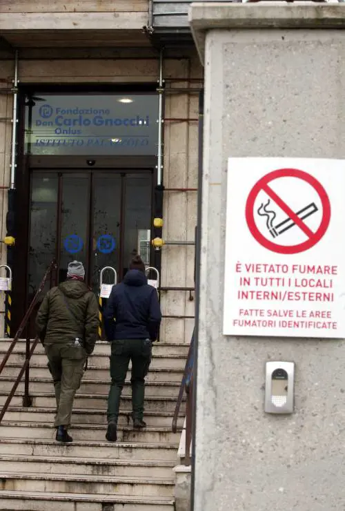 Casa di cura in fiamme: muore un anziano