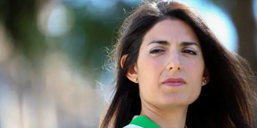 Roma, Raggi porta dossier sui rifiuti in procura: "Ora indagate su Ama"