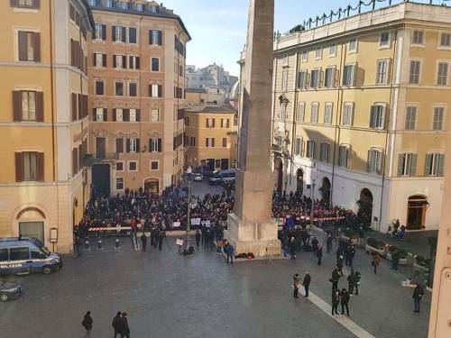 La resistenza Pd alla manovra si riduce al canto "Bella ciao"