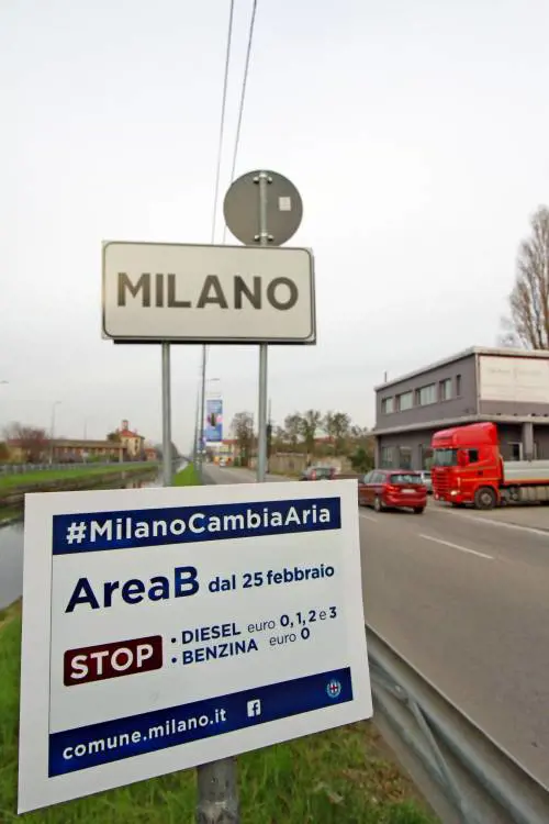 La lotta antismog fa ricco il Comune, oltre 33 milioni tra multe in Area B e ticket per Area C
