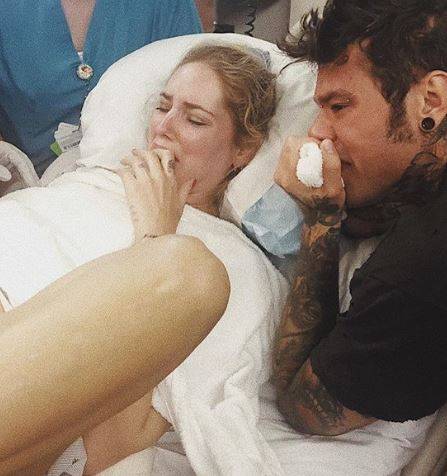 Il retroscena sul parto della Ferragni. Fedez: "Io spingevo come lei e le dicevo che è un animale"