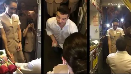 Proposta di matrimonio in volo: così chiede alla fidanzata hostess di sposarlo