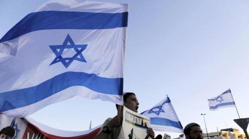 Ministro giordano calpesta bandiera israeliana. Ira di Gerusalemme