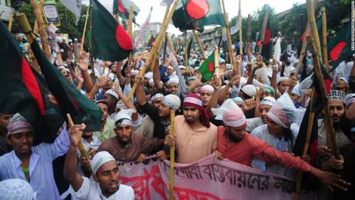 I laici vincono le elezioni in Bangladesh, proteste dell'opposizione infiltrata dagli islamisti
