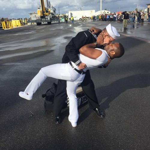 Come a Times Square: marinaio sbarca e bacia il marito davanti a tutti