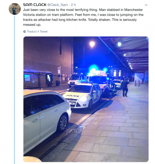 Manchester, uomo accoltella tre persone alla fermata del tram