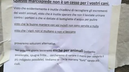 Ignoti minacciano: "Faremo mangiare ai vostri cani polpette avvelenate"
