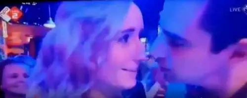 Prova a baciarla a Capodanno: il rifiuto in diretta tv è virale