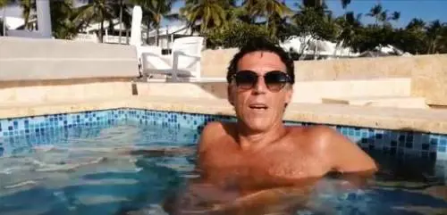 Gli strani auguri del sindaco Pd di Portici, che canta O' sole mio in piscina. E sui social lo attaccano