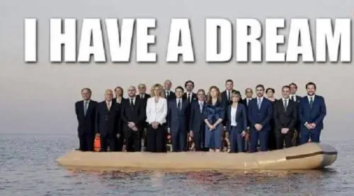 I ministri messi sul gommone: bufera su post di don Biancalani