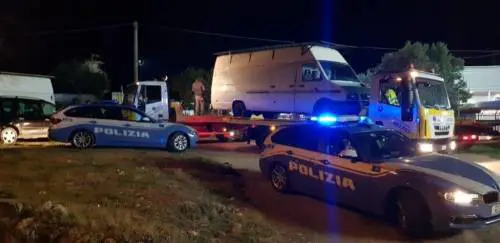 Tenta di corrompere gli agenti con la merce rubata, arrestato