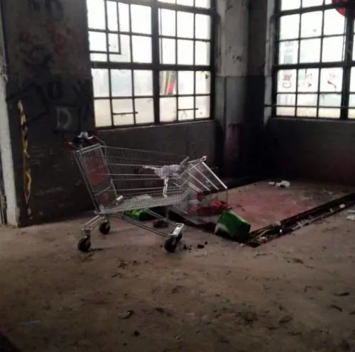 Un'area occupata fra amianto e bombole del gas