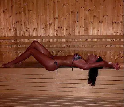 Belen criticata sui social. Lei risponde: "Mi coprirò a 70 anni"