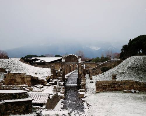 Cade la prima neve a Napoli, imbiancati gli scavi di Pompei
