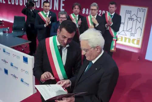 La sceneggiata dei sindaci ribelli: "Restituiamo la fascia Tricolore a Salvini"