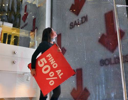 Saldi, da domani tutti in fila a caccia di occasioni e regali