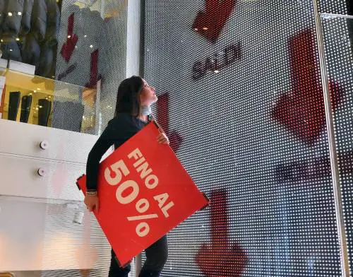 Saldi, da domani tutti in fila a caccia di occasioni e regali