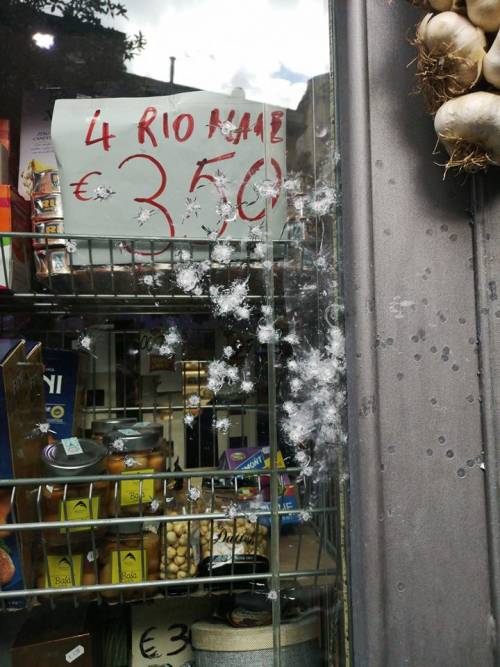 Napoli, colpi di pistola e fucile contro negozio: il titolare sfida la camorra e riapre