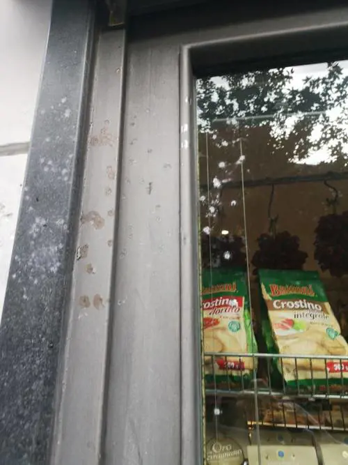 Napoli, colpi d'arma da fuoco contro market a Forcella