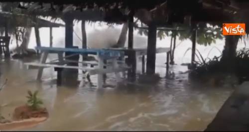 Arriva la tempesta Pabuk: centinaia i turisti bloccati sulle isole in Thailandia