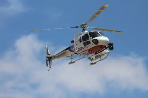 Elicottero trancia i cavi dell’alta tensione