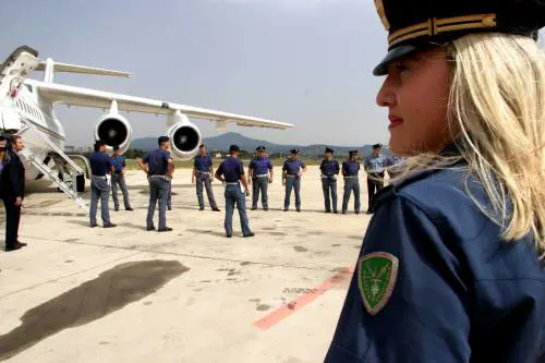 "L'Algeria blocca il volo per rimpatriare i migranti". L'ira degli agenti