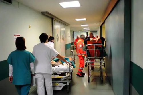 Si dà fuoco dopo una lite con la fidanzata: grave 24enne