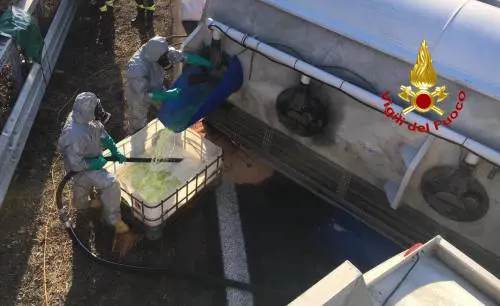 Cisterna di benzina si ribalta, tre feriti