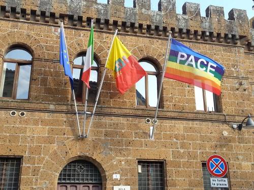 Cerveteri, la prefettura al sindaco Pascucci: "Bandiera della pace stia lontana dai vessilli istituzionali"