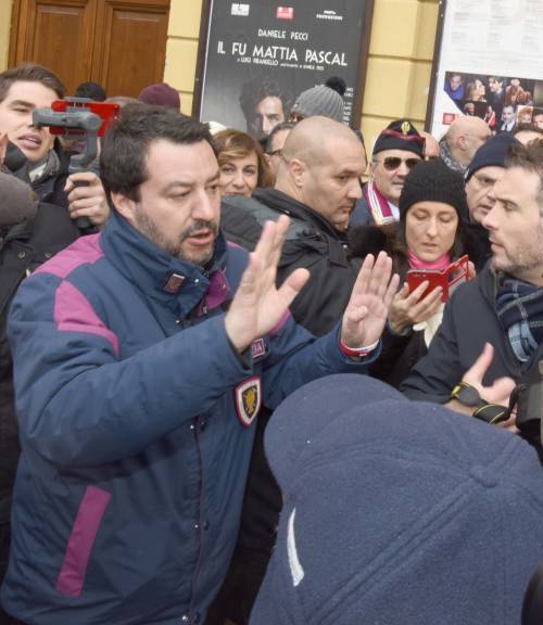 Teramo, centri sociali urlano contro Salvini. Provano a fermare l'auto