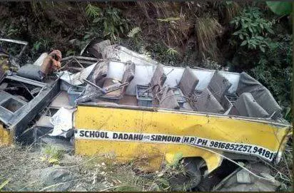 India, pullman di studenti finisce in un burrone. Morti sei bambini e il conducente