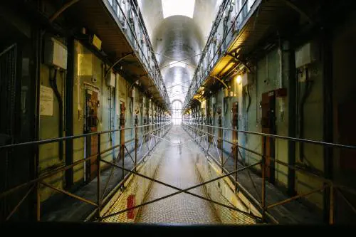 Riapre la prigione di Lupin (e avrà i telefoni nelle celle)