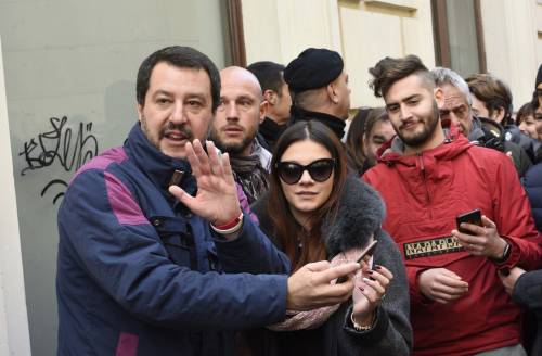 Vu cumprà si avvicina a Salvini. Lui lo allontana: "Qui non puoi stare"