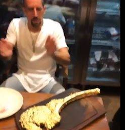 Ribery, la bistecca 'd'oro' e gli insulti sui social. Maxi multa in arrivo dal Bayern