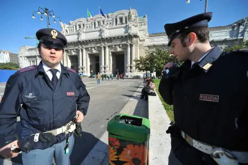Coltellate e sangue: stazione nel caos. E Sala finge di non vedere