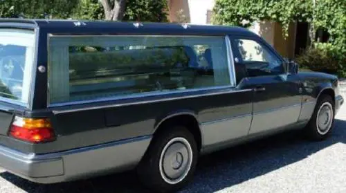 Carro funebre abbandonato con dentro una bara. Ecco cosa cosa hanno scoperto i carabinieri
