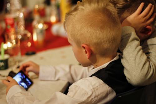 Smartphone: un test aiuta a capire se i figli lo usano troppo