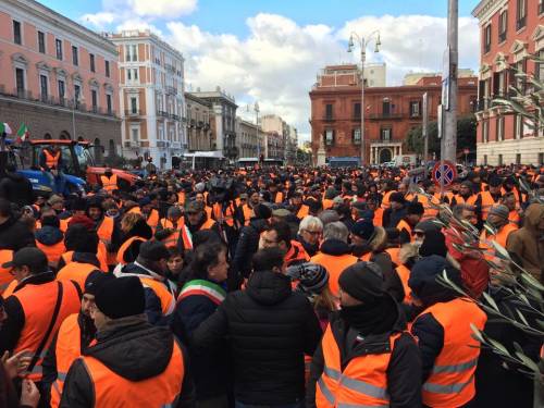 Bari, ecco i gilet arancioni: 3000 agricoltori contro il governo