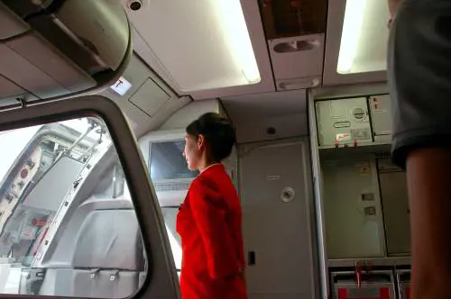 Compagnia aerea minaccia di licenziare il personale: "Troppo grasso"