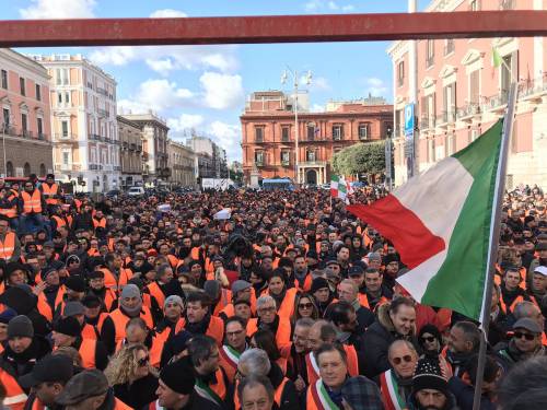 I gilet arancioni in piazza a Bari