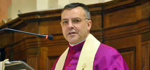 Ruba in chiesa, si pente e restituisce tutto al parroco durante la confessione
