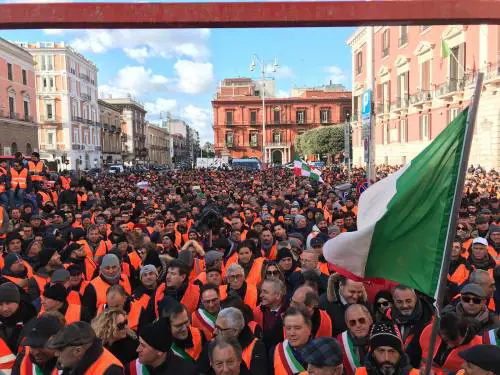 Bari, agricoltori in piazza: le ragioni dei gilet arancioni