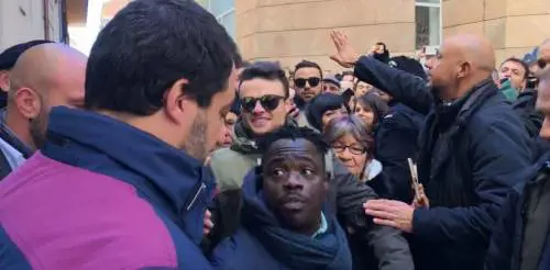 "Non compro nulla, e che c...". E Salvini caccia ​il vu cumprà 