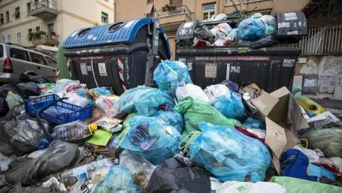 Rifiuti di Roma, denuncia anche l’ordine dei medici: "Si rischia grave problema sanità"